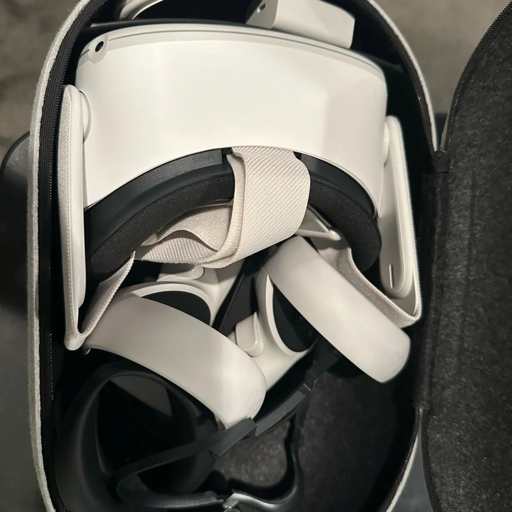Standalone VR Headset with Controllers - White and Black